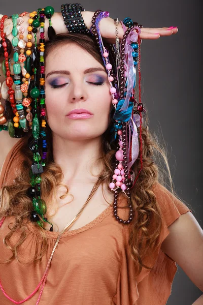 Jolie femme avec des colliers de bijoux bracelets — Photo