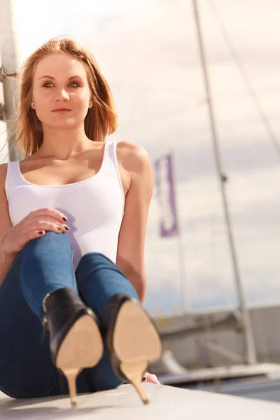 Mulher sentada na marina — Fotografia de Stock