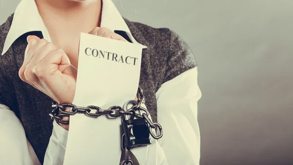 Podnikatelka s rukama spoutanýma řetězy držící kontrakt — Stock fotografie