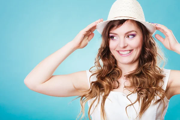 Mujer encantadora en sombrero de paja de verano —  Fotos de Stock