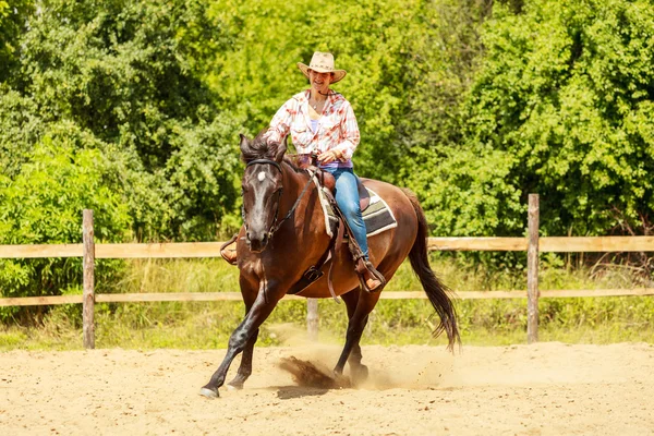 Västra cowgirl kvinna ridning häst. Sport aktivitet — Stockfoto