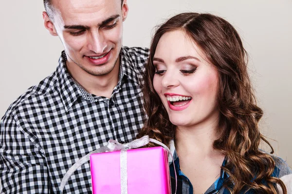 Happy romantic couple with gift — Stock Photo, Image