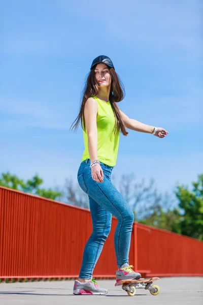 Chica adolescente skater montar monopatín en la calle. —  Fotos de Stock