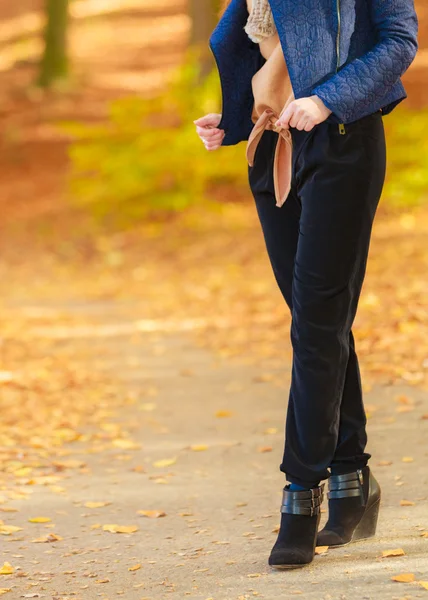 Modieuze meisje lopen in het park. — Stockfoto