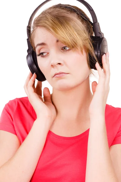 Mujer chica triste en grandes auriculares escuchando música — Foto de Stock