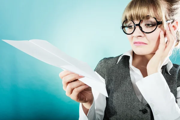 Vlieg angst. Vrouw met vliegtuig in de hand. — Stockfoto