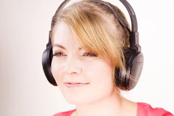 Mulher em grandes fones de ouvido ouvir música — Fotografia de Stock