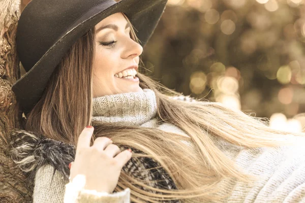 Schöne herbstliche Frau im Park — Stockfoto