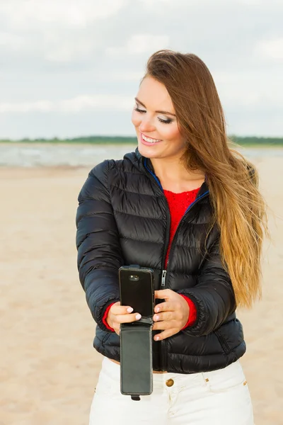 Glad kvinna med telefonen ta selfie Foto. — Stockfoto