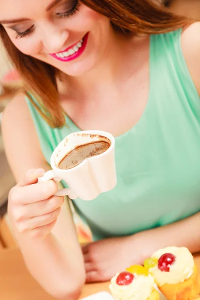 Kahve içme ve kahvaltı yapıyor kadın. — Stok fotoğraf