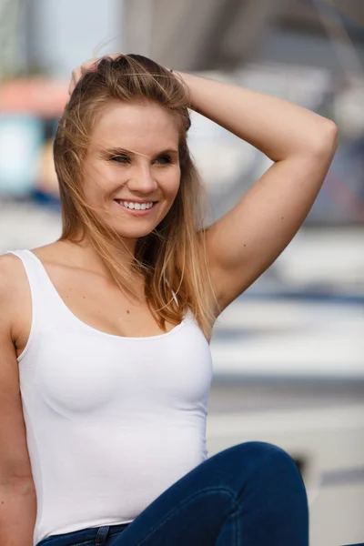 Retrato de mulher de beleza na marina — Fotografia de Stock