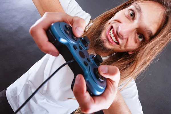 Homem feliz jogando jogos — Fotografia de Stock