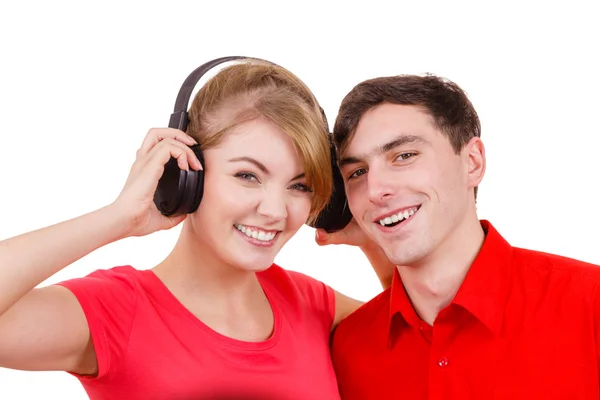 Casal de dois amigos com fones de ouvido ouvindo música — Fotografia de Stock