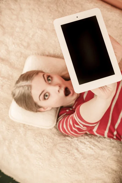Vrouw met pc-tablet. Leeg scherm copyspace — Stockfoto