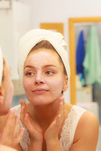 女性浴室で顔にマスク クリームを適用します。 — ストック写真