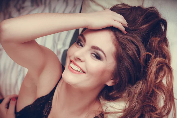 Kadın iç çamaşırı yatakta mutlu genç kadın portresi. — Stok fotoğraf