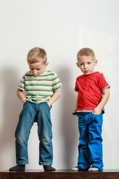 Kleine Jungs haben gemeinsam Spaß zu Hause. — Stockfoto