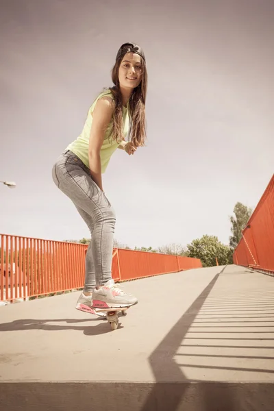 Pattinatore equitazione skateboard sulla strada — Foto Stock