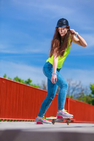 Meisje schaatser paardrijden skateboard — Stockfoto
