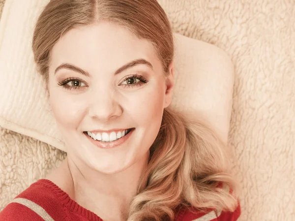 Mujer sonriente relajándose en la cama — Foto de Stock