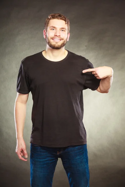 Man guy in blank shirt with copy space pointing. — Stock Photo, Image