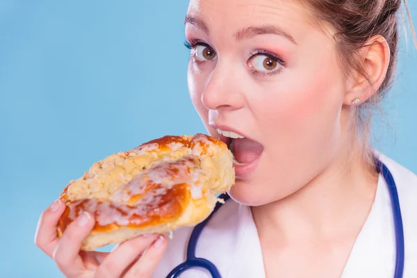 Woman with fattening junk food — Stock Photo, Image