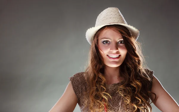 Attractive girl in hat posing. — Stock Photo, Image