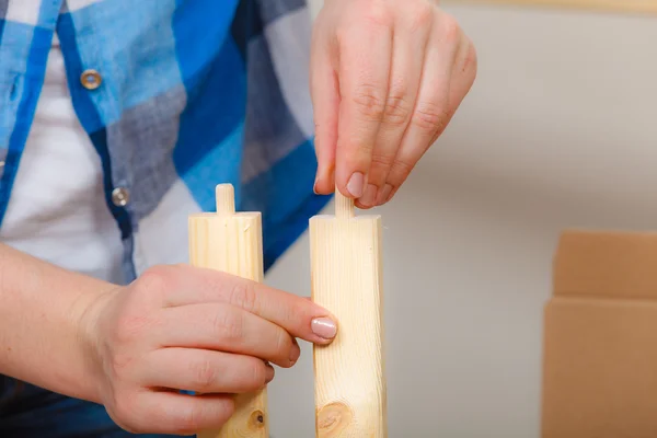 Menschen, die Holzmöbel zusammenbauen. diy. — Stockfoto