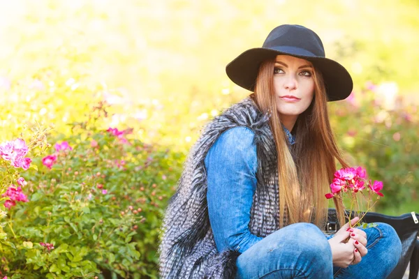 Vrouw bedrijf roze bloemen — Stockfoto