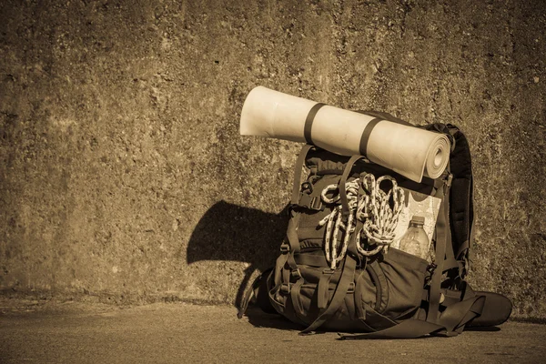 Wanderrucksack Campingausrüstung im Freien an Grunge-Wand — Stockfoto