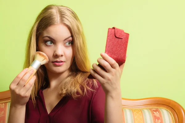 Mujer aplicando maquillaje — Foto de Stock