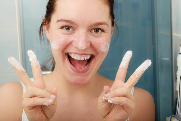 Mujer con crema hidratante limpiadora de la piel — Foto de Stock