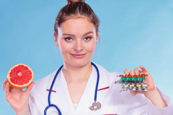 Vrouw met gewicht verlies pillen — Stockfoto