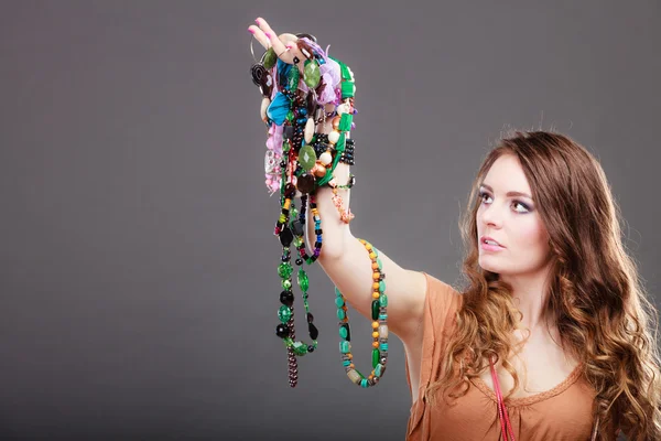 Mujer bonita con collares de joyería pulseras anillo — Foto de Stock