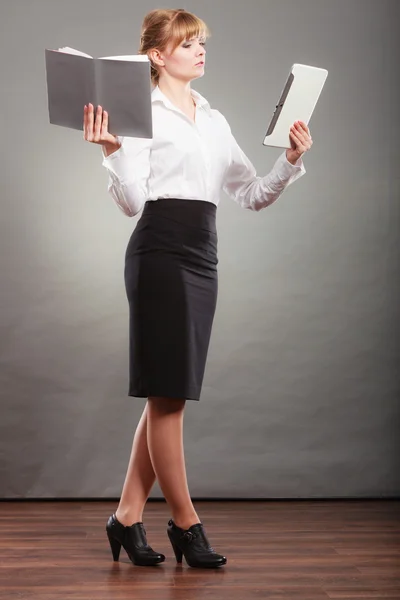 Mujer aprendiendo con ebook y libro. Educación . — Foto de Stock