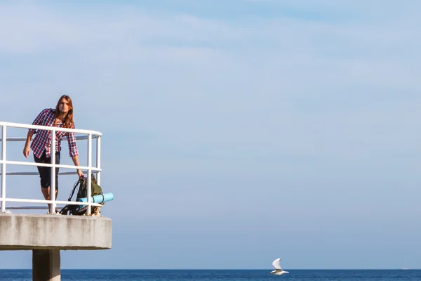 Homem caminhante com mochila no cais, paisagem do mar — Fotografia de Stock