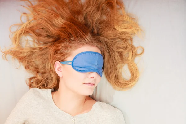 Frau schläft im Bett — Stockfoto