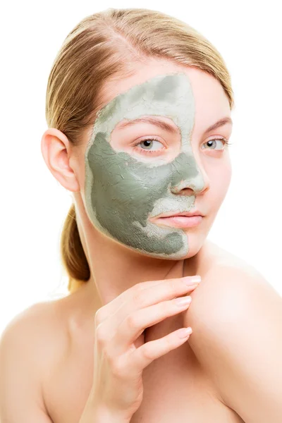 Vrouw in klei modder masker op gezicht — Stockfoto