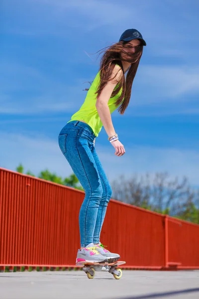 Mädchen Skateboard fahren — Stockfoto