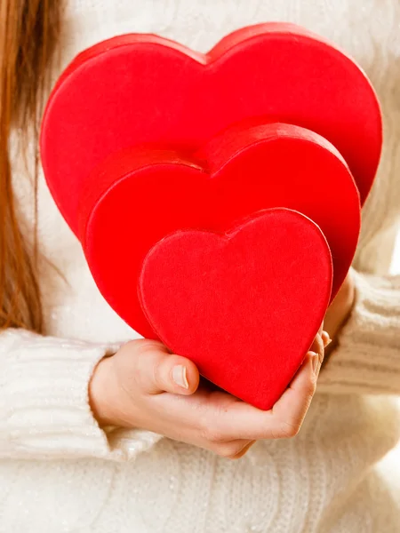 Menina segurando corações vermelhos bonitos — Fotografia de Stock