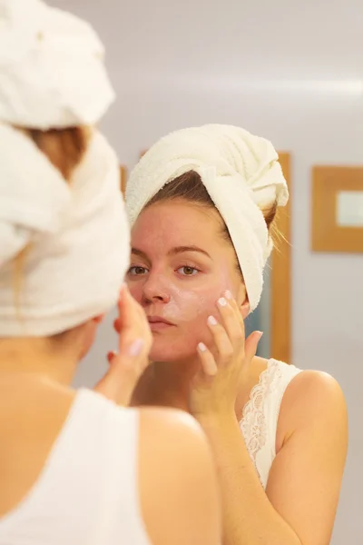 Mulher aplicando creme hidratante para a pele — Fotografia de Stock