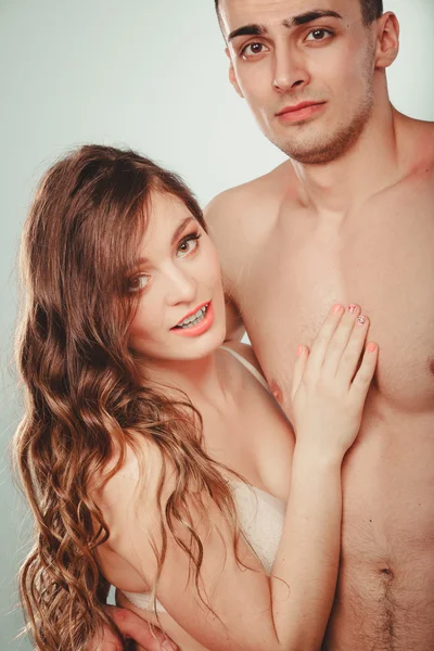 Casal sexy. Homem e mulher semi-nua em lingerie . — Fotografia de Stock