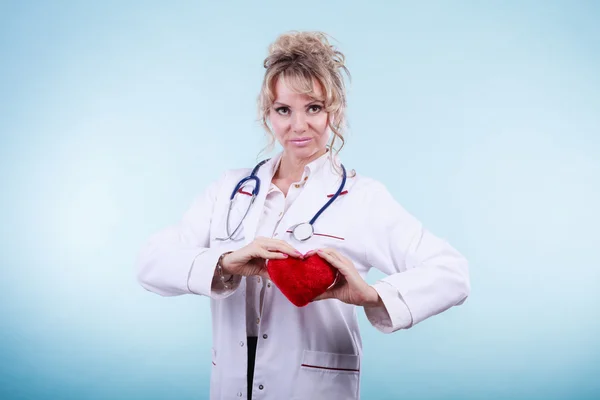 Doctora con corazón . — Foto de Stock