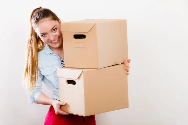 Mujer feliz mudándose a la casa llevando cajas . — Foto de Stock