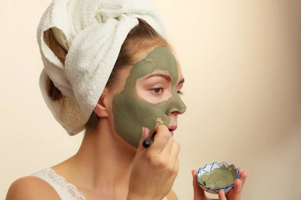 Žena používající masku — Stock fotografie