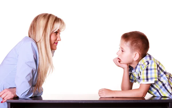 Mãe e filho conversam e discutem sentados à mesa . — Fotografia de Stock