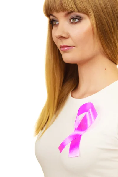 Donna con nastro rosa cancro sul petto — Foto Stock