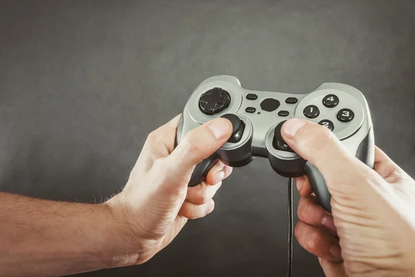 Mani maschili che tengono pad joystick — Foto Stock