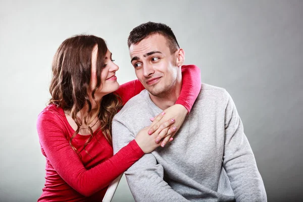 Glücklich lächelndes junges Paar, das sich umarmt. Liebe. — Stockfoto