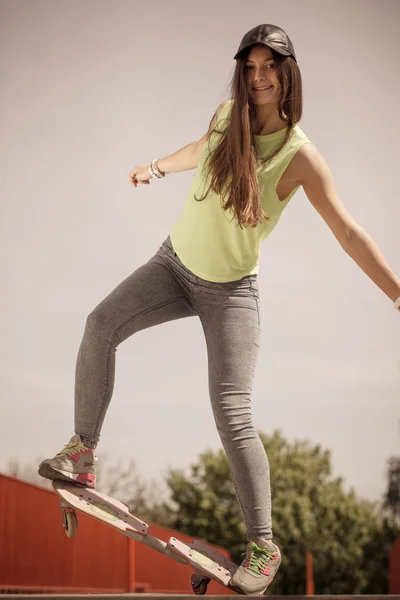 Adolescent fille patineur équitation skateboard sur rue. — Photo